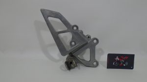 SOPORTE ESTRIBO DELANTERO DERECHO KAWASAKI ZX7-R